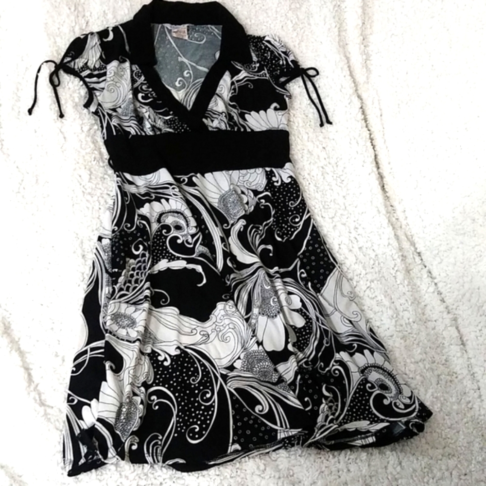 Speechless Black and White Dress V Neck Size M